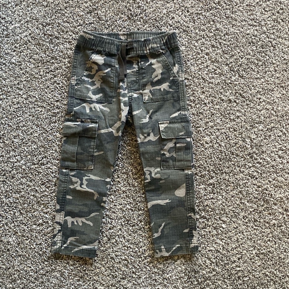 Toddler boy, Old Navy, drawstring, camo cargo pants. Size 3T